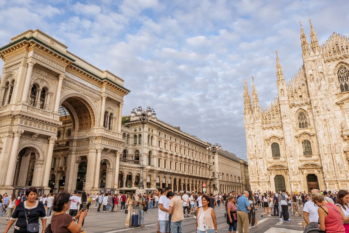 Galleria Vittorio Emanuele II. po levé straně a Duomo po pravé straně