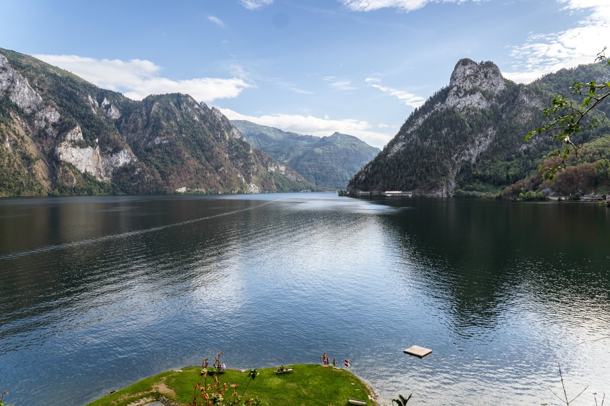 Pohled na Traunsee od kapličky. Dole je travnatá plocha, kde se můžete koupat.