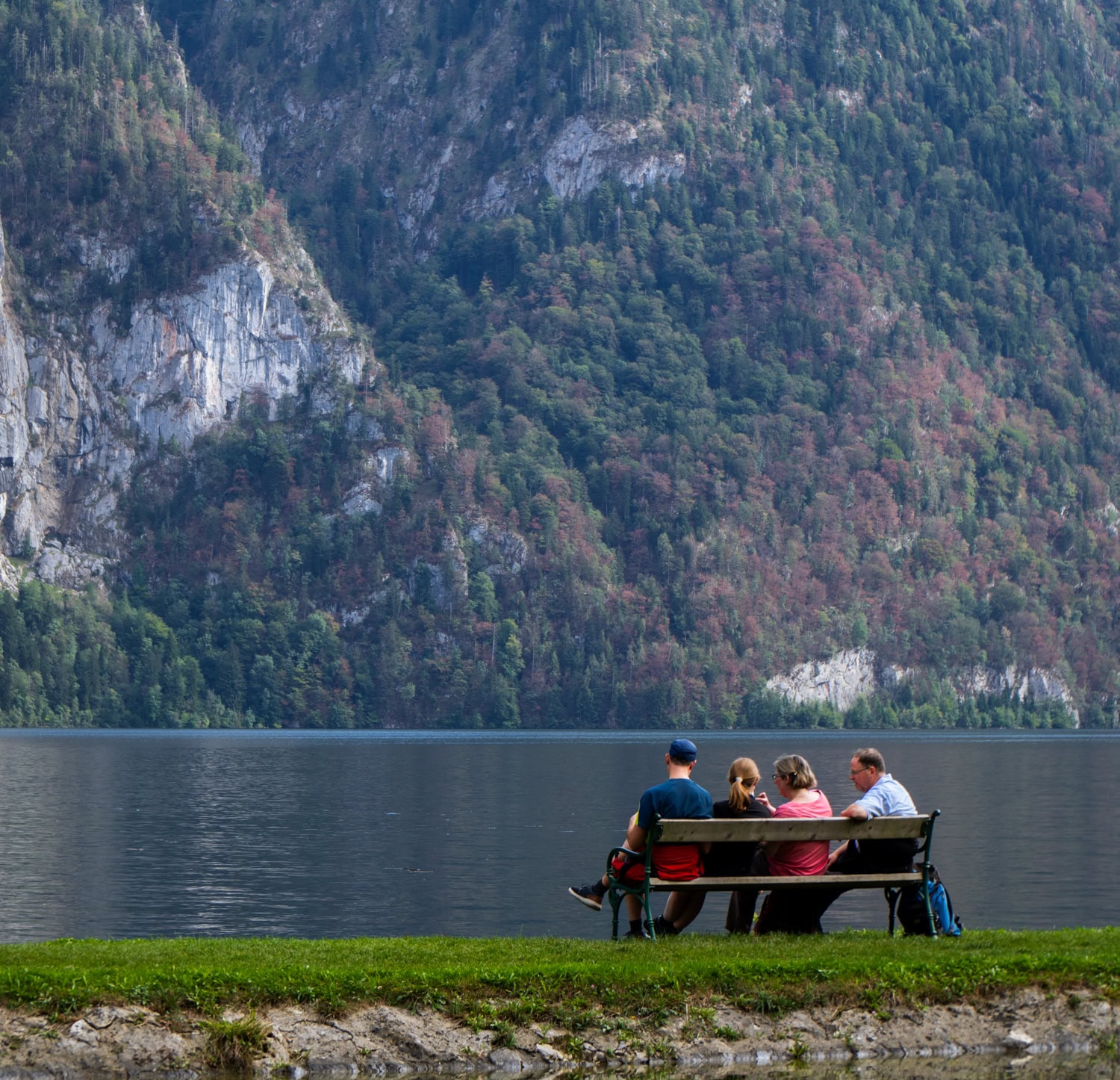 Kolem jezera Traunsee jsou lavičky, kde můžete posedět s výhledem na jezero.