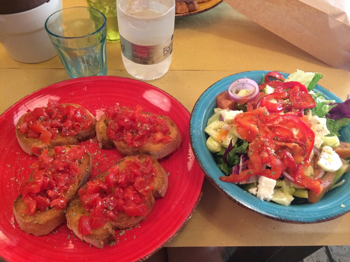 Bruschette al pomodoro a zeleninový salát